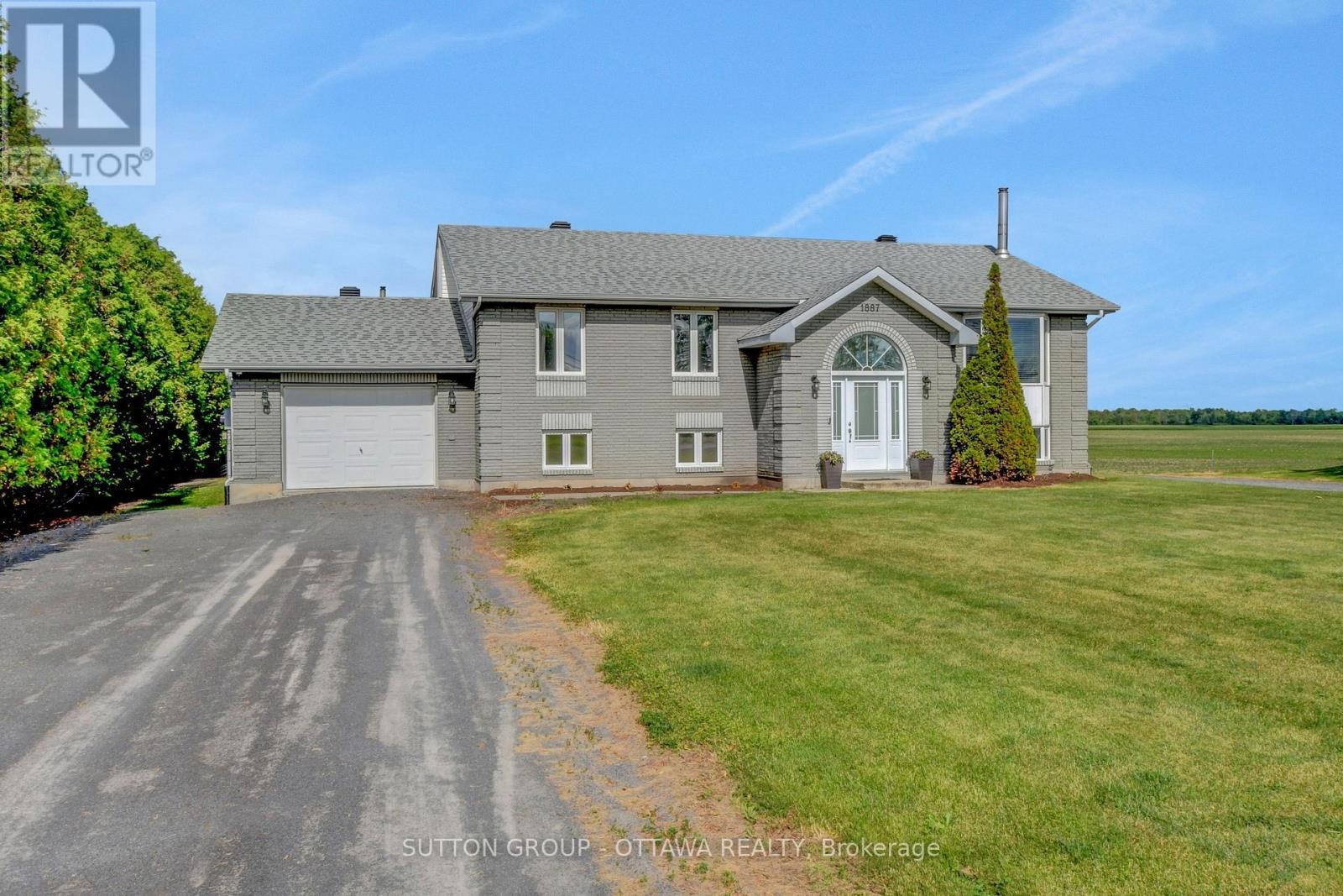 












1887 CHAMPLAIN STREET

,
Clarence-Rockland,




Ontario
K0A1N0

