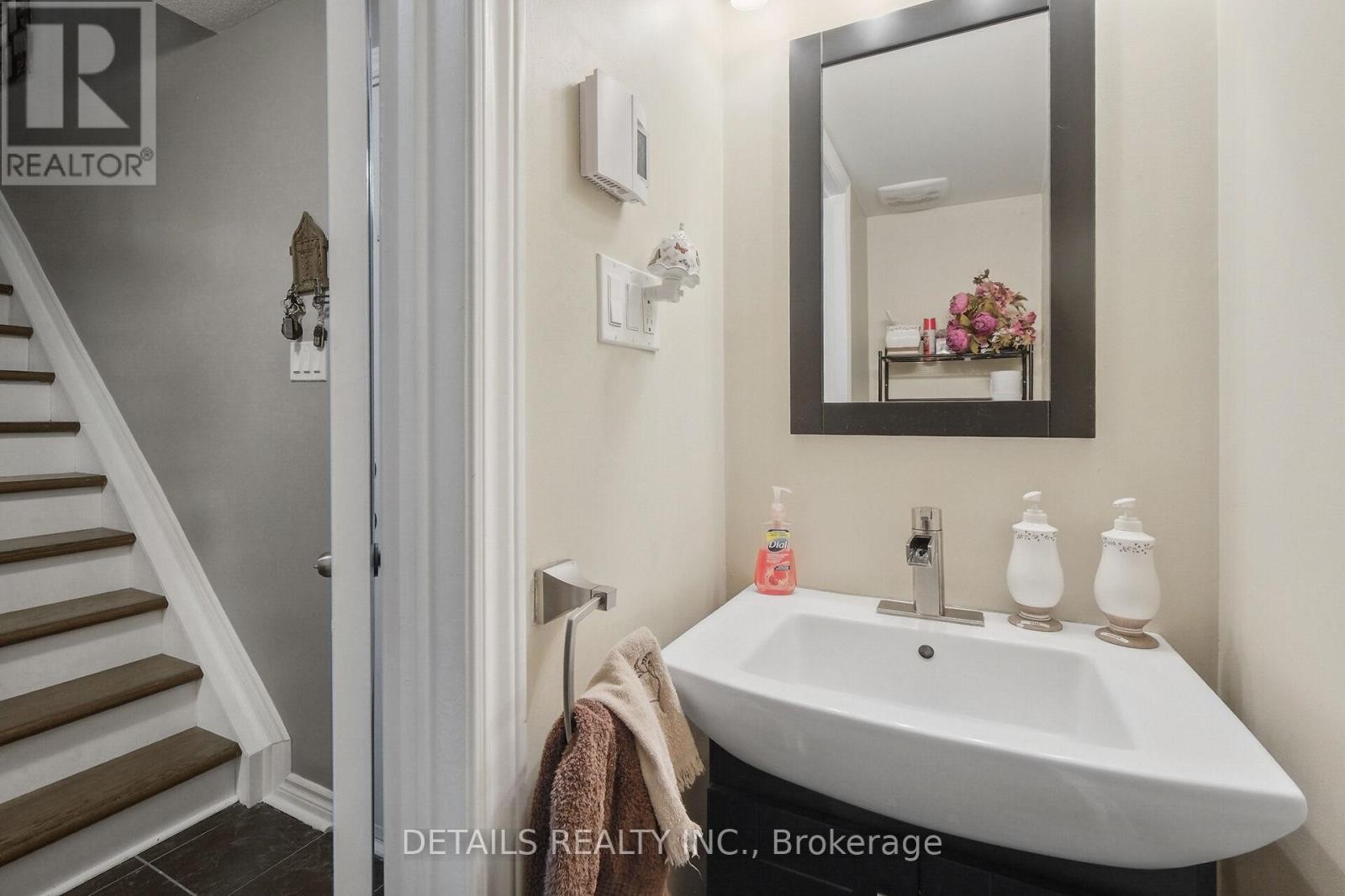 












1904 RUSSELL ROAD

,
Ottawa,




Ontario
K1G1L6

