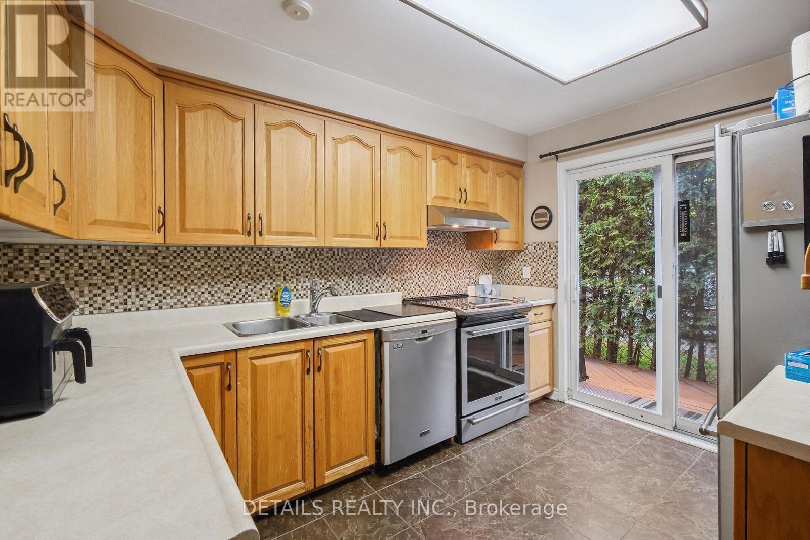 












1904 RUSSELL ROAD

,
Ottawa,




Ontario
K1G1L6

