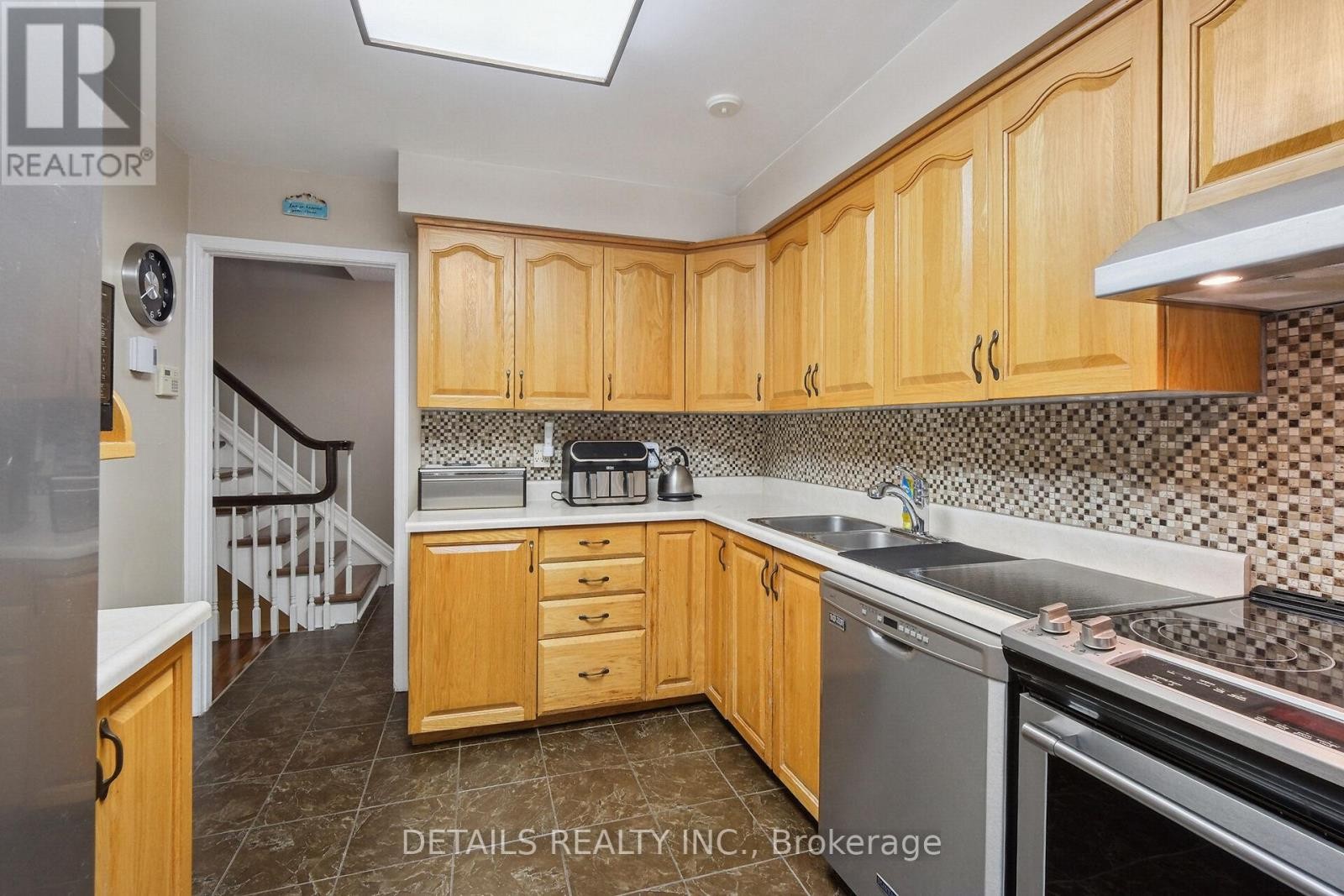 












1904 RUSSELL ROAD

,
Ottawa,




Ontario
K1G1L6

