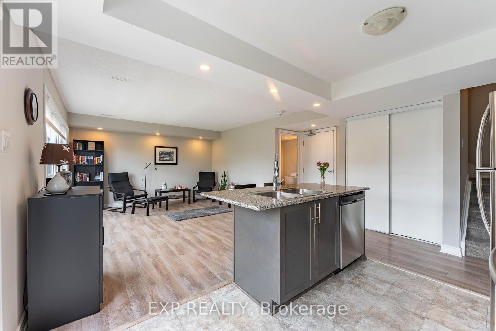 












735 CHAPMAN MILLS DRIVE

,
Ottawa,




Ontario
K2J5X2


