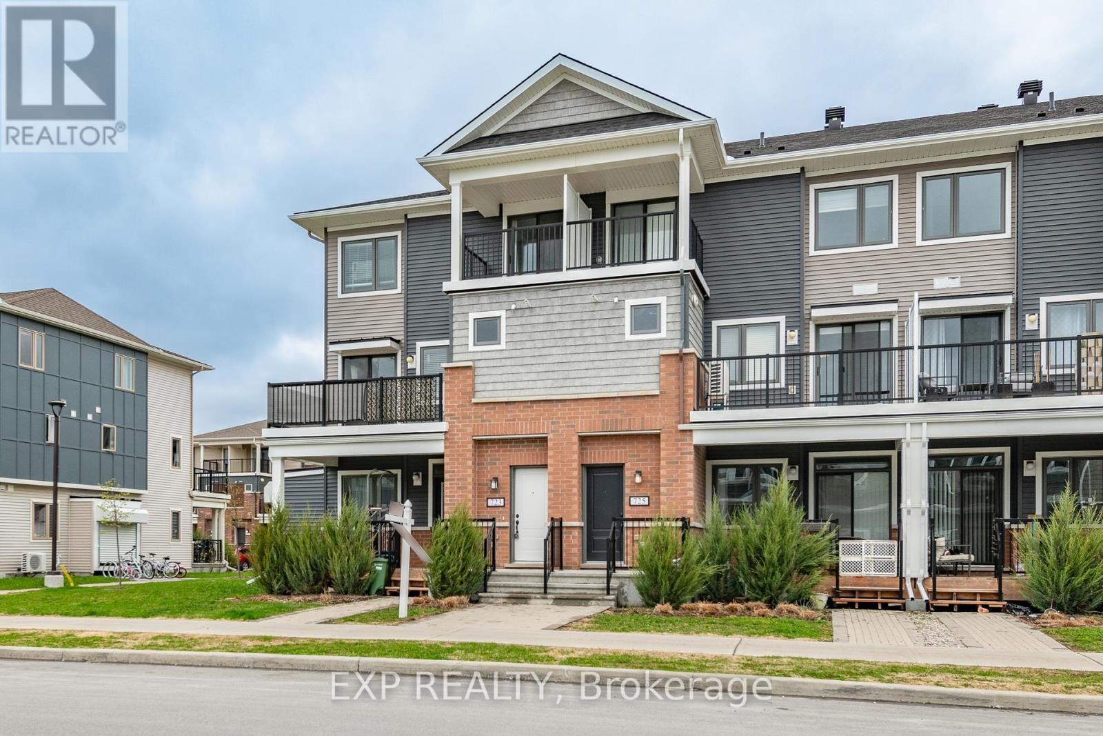 












723 ROUNCEY ROAD

,
Ottawa,




Ontario
K2V0S2

