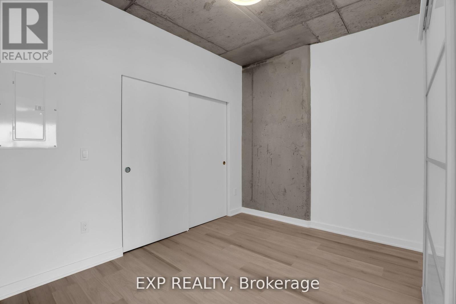 












215 - 36 ROBINSON AVENUE

,
Ottawa,




Ontario
K1S8N8

