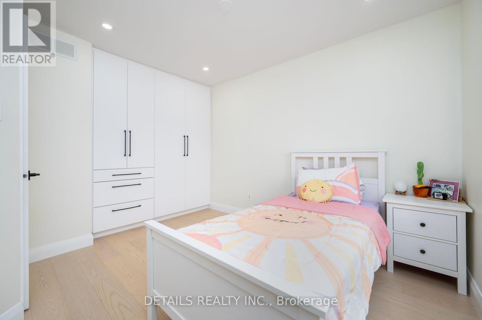 












732 CARMELLA CRESCENT

,
Ottawa,




Ontario
K4A4V8

