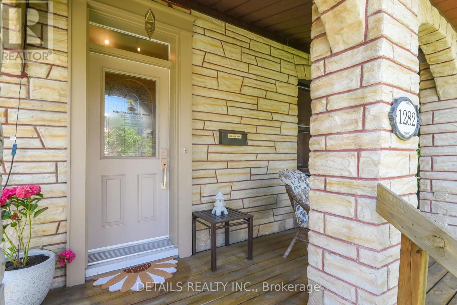 












1282 THAMES STREET

,
Ottawa,




Ontario
K1Z7N4

