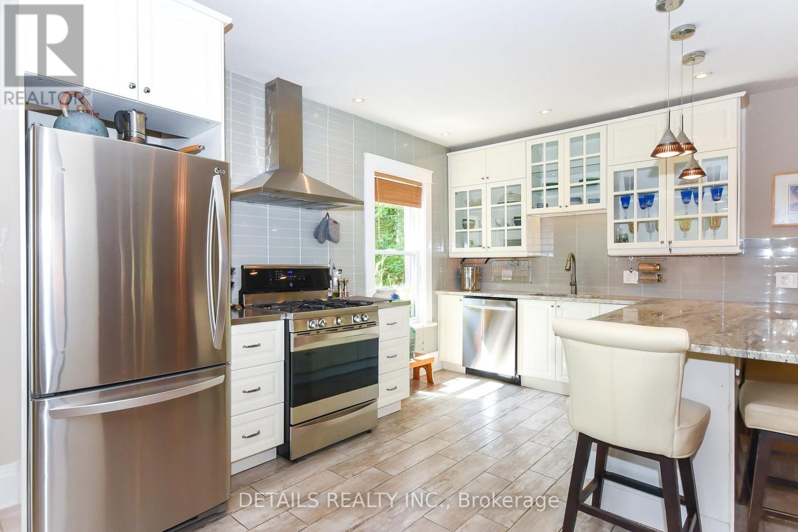












1282 THAMES STREET

,
Ottawa,




Ontario
K1Z7N4


