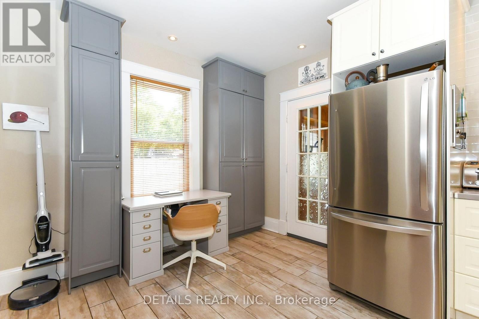 












1282 THAMES STREET

,
Ottawa,




Ontario
K1Z7N4

