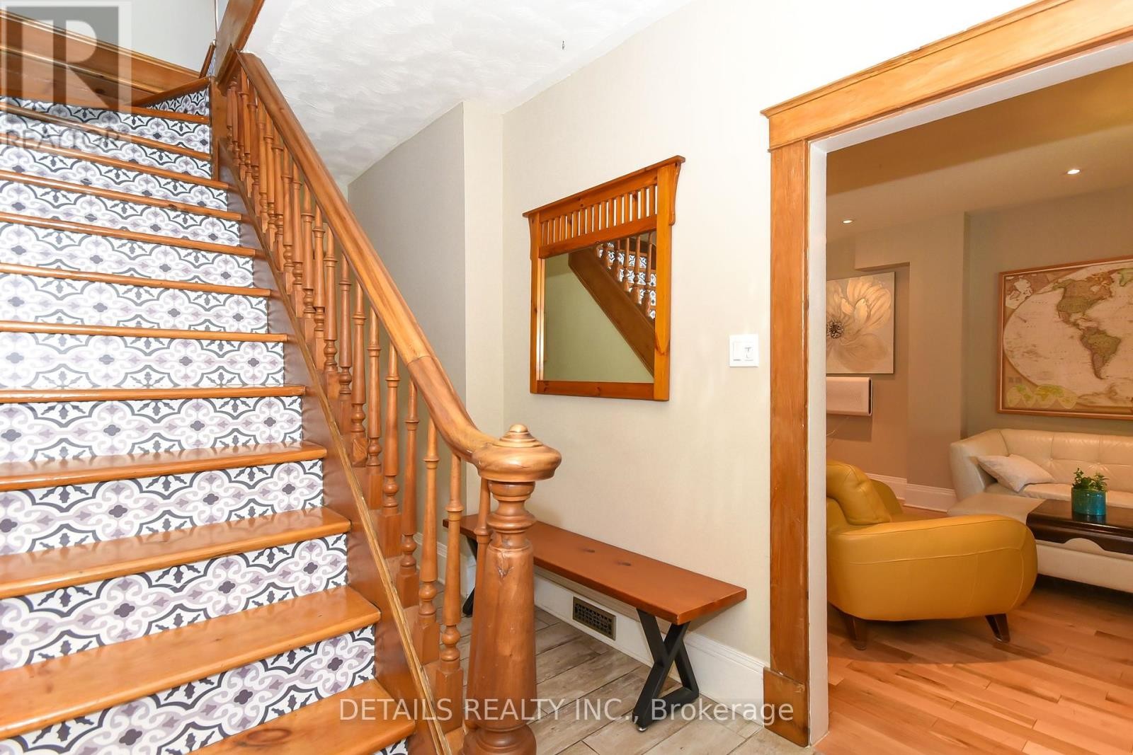 












1282 THAMES STREET

,
Ottawa,




Ontario
K1Z7N4

