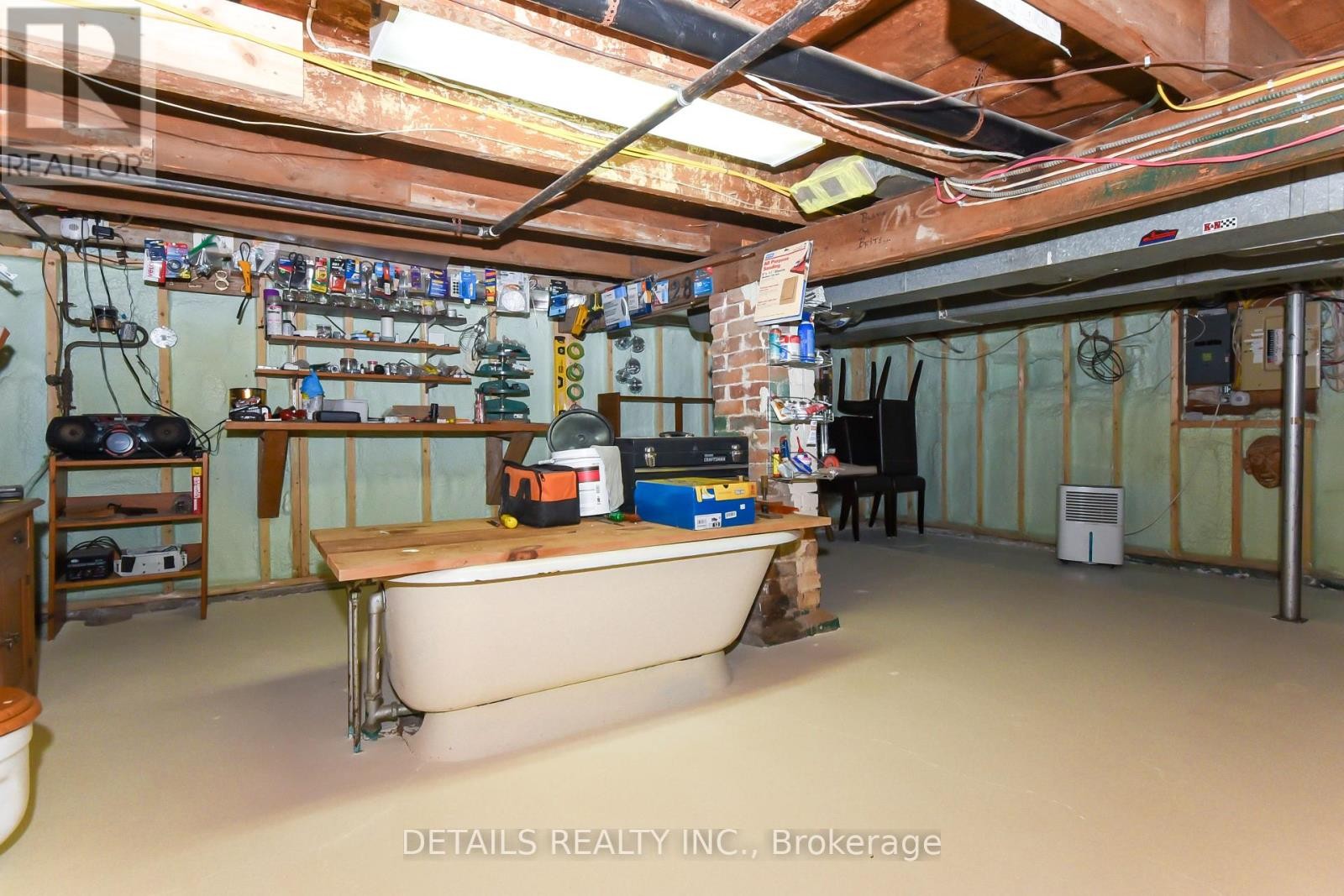 












1282 THAMES STREET

,
Ottawa,




Ontario
K1Z7N4

