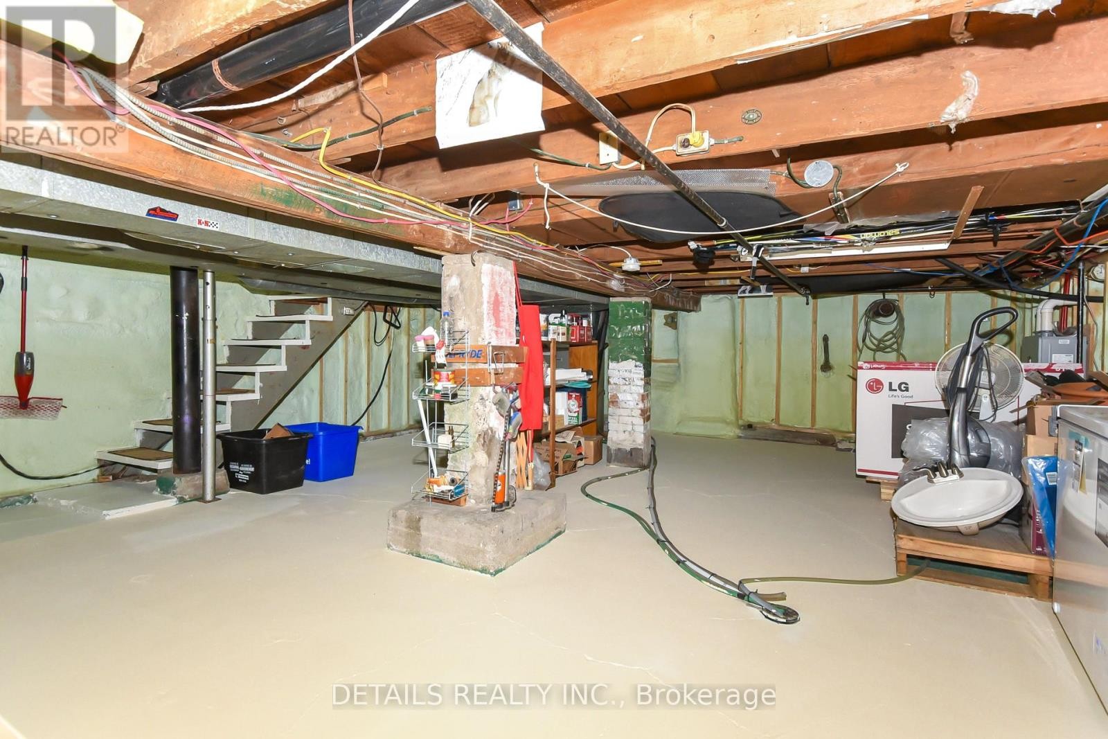 












1282 THAMES STREET

,
Ottawa,




Ontario
K1Z7N4

