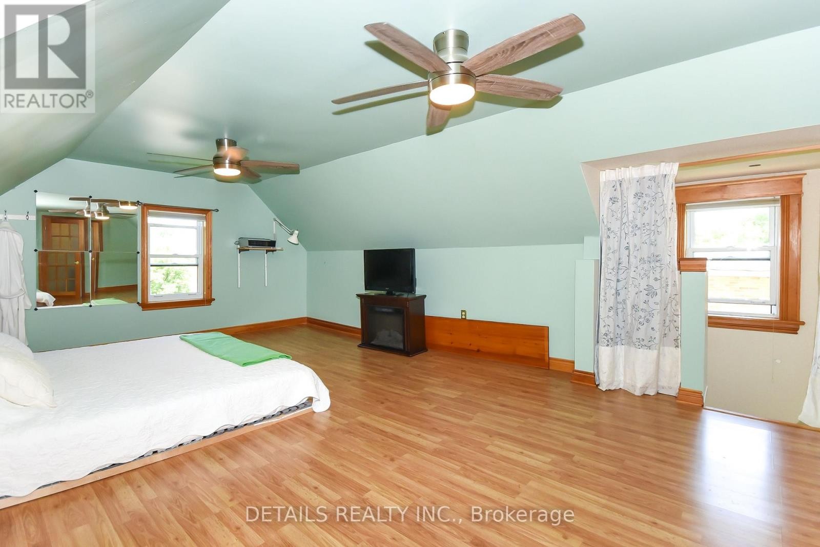 












1282 THAMES STREET

,
Ottawa,




Ontario
K1Z7N4

