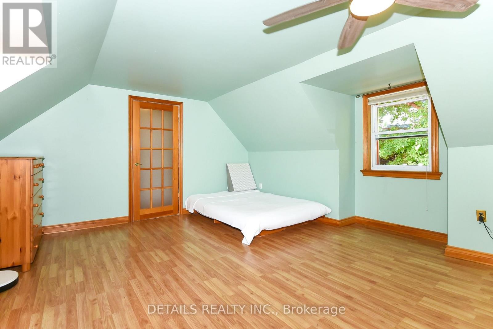 












1282 THAMES STREET

,
Ottawa,




Ontario
K1Z7N4

