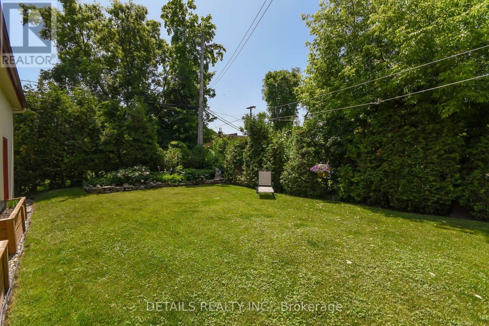 












1282 THAMES STREET

,
Ottawa,




Ontario
K1Z7N4

