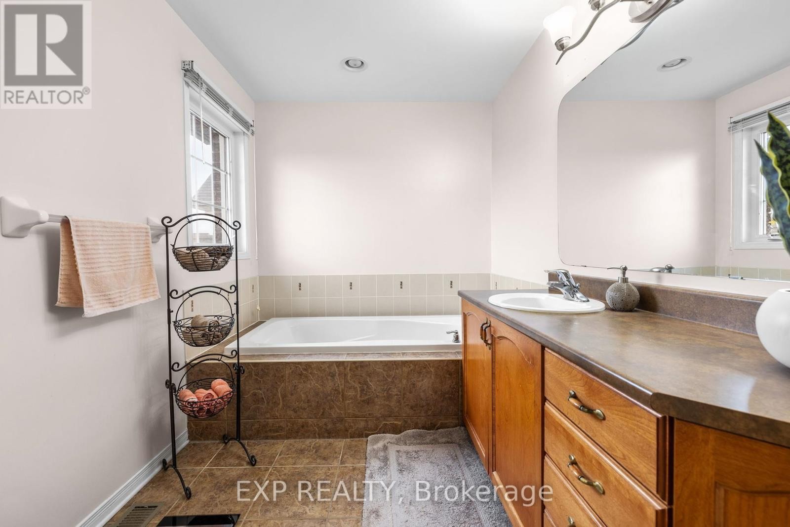 












336 WISTERIA CRESCENT

,
Ottawa,




Ontario
K1V0N5

