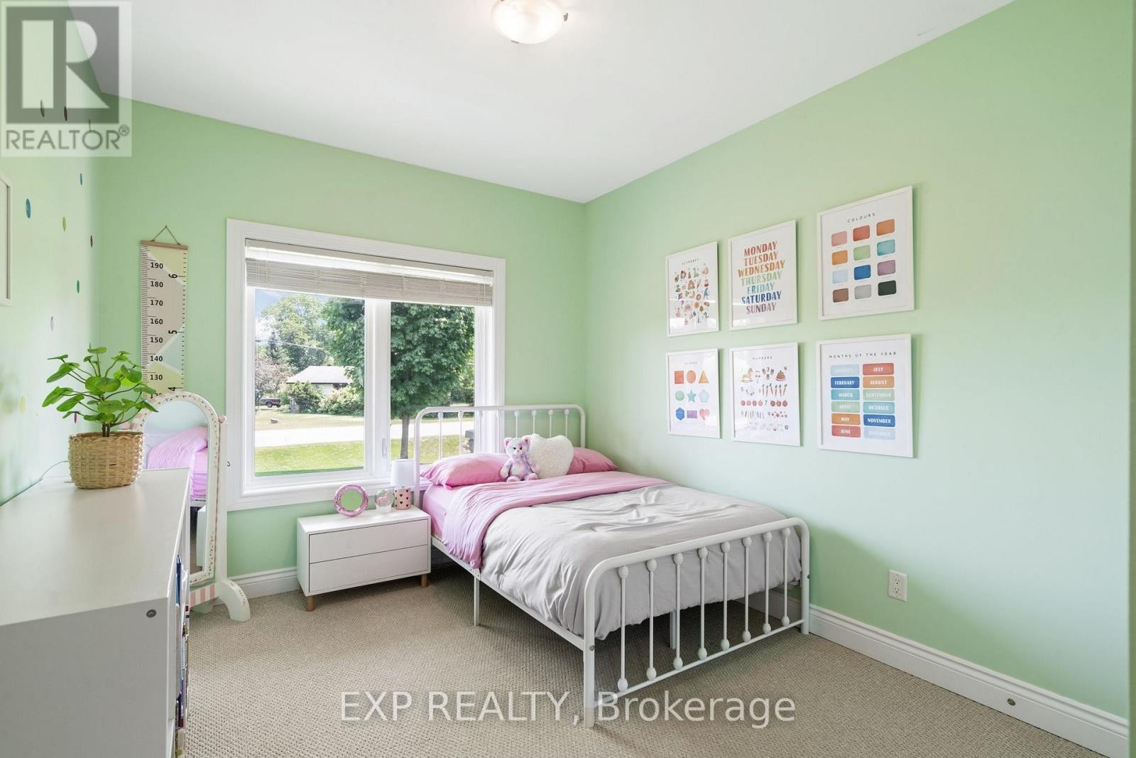 












1 BRAE CRESCENT

,
Ottawa,




Ontario
K2S1P5

