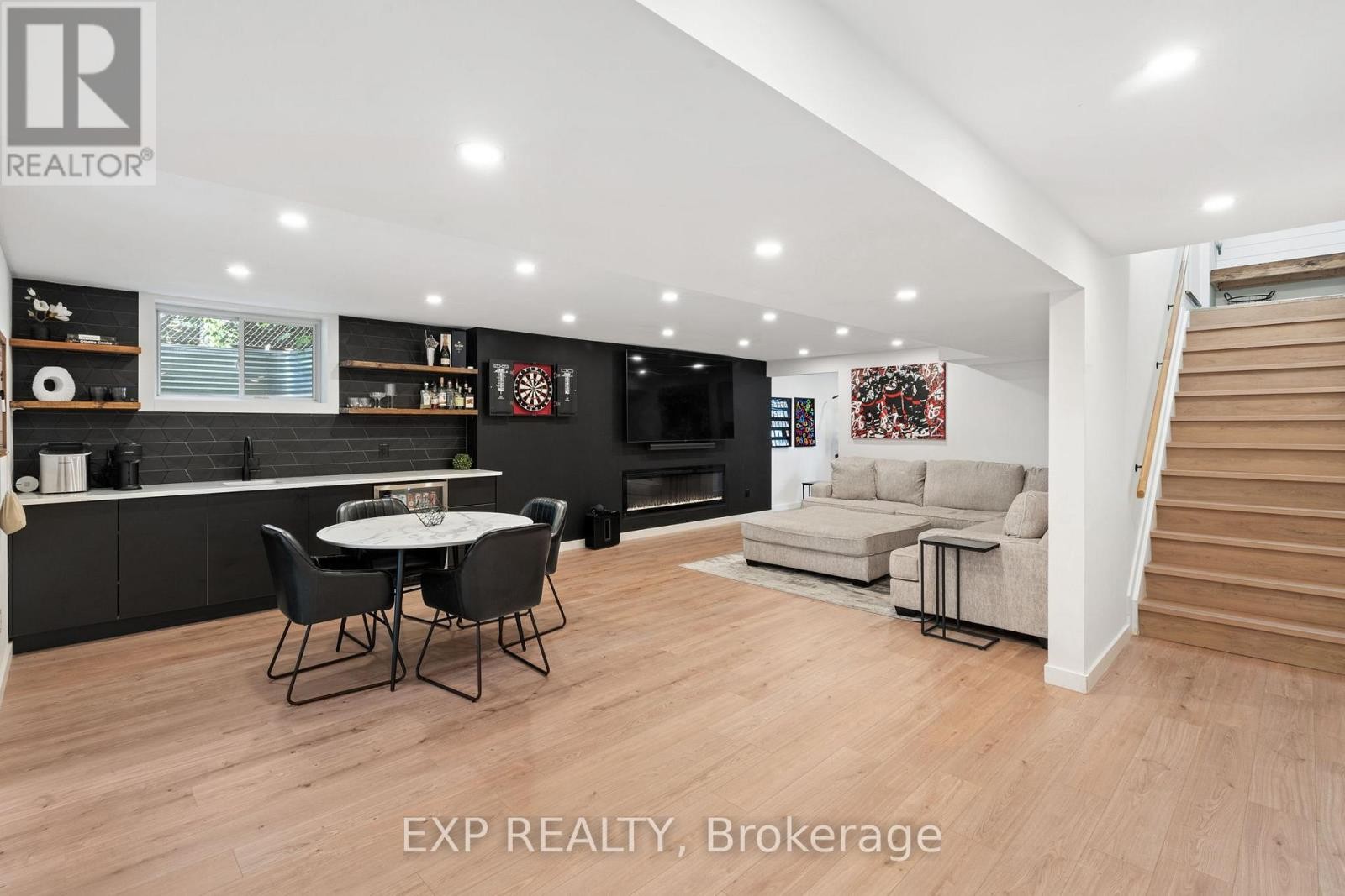 












1 BRAE CRESCENT

,
Ottawa,




Ontario
K2S1P5

