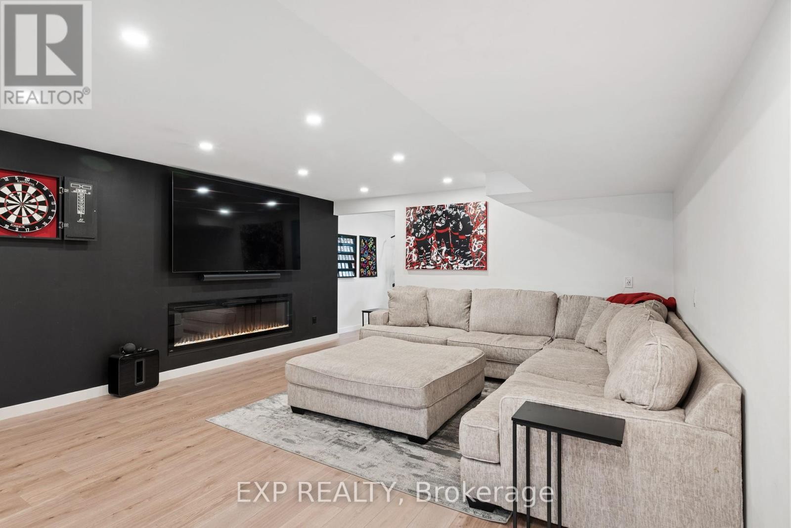 












1 BRAE CRESCENT

,
Ottawa,




Ontario
K2S1P5

