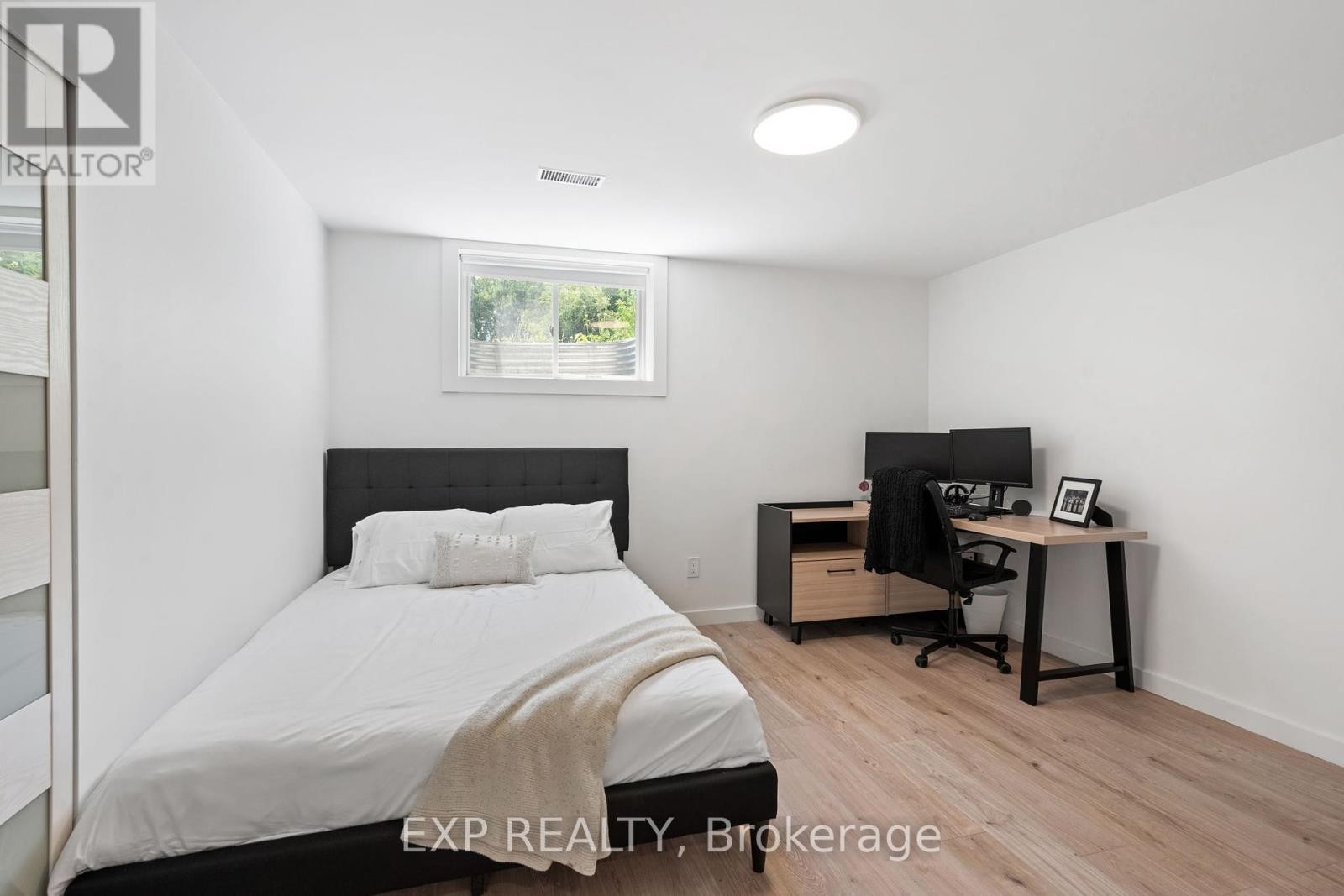 












1 BRAE CRESCENT

,
Ottawa,




Ontario
K2S1P5

