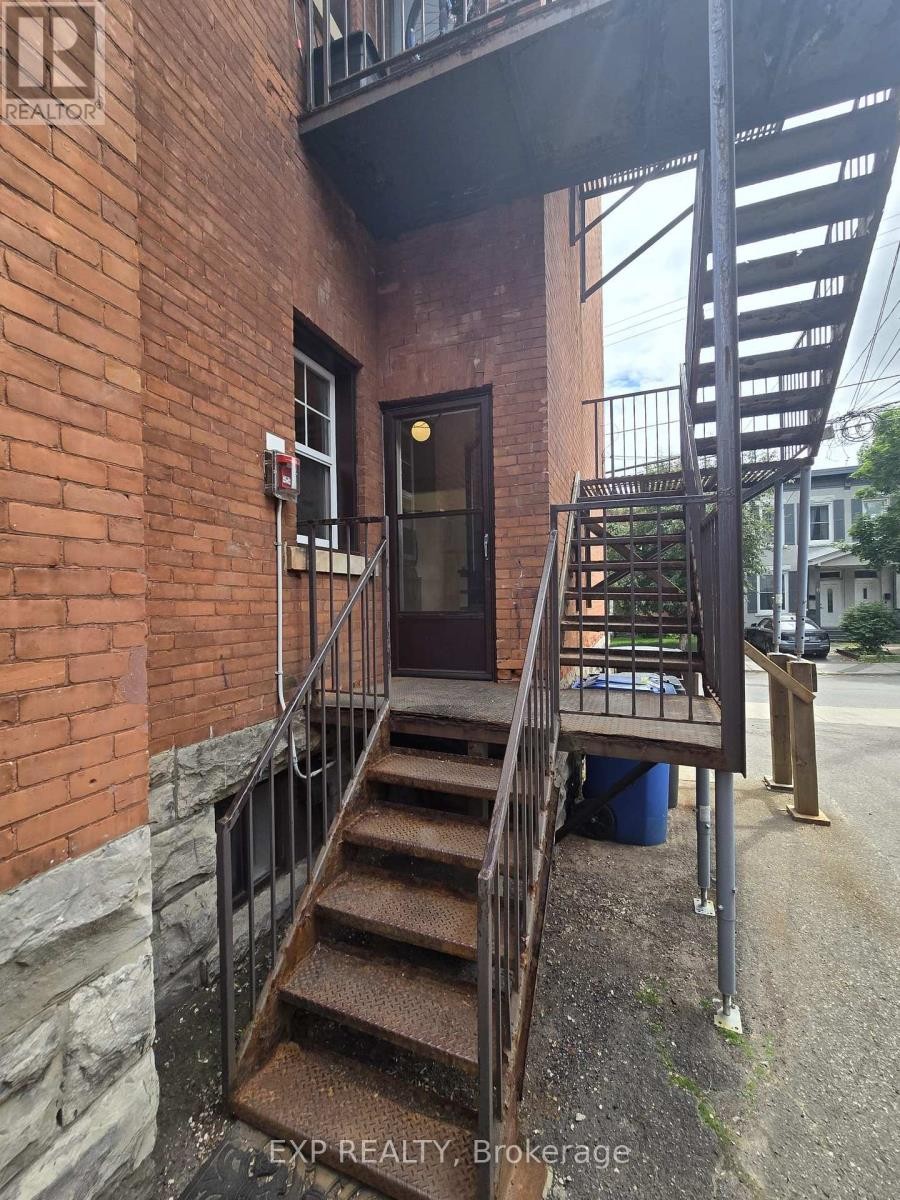 












1 - 453 LEWIS STREET

,
Ottawa,




Ontario
K2P0T1

