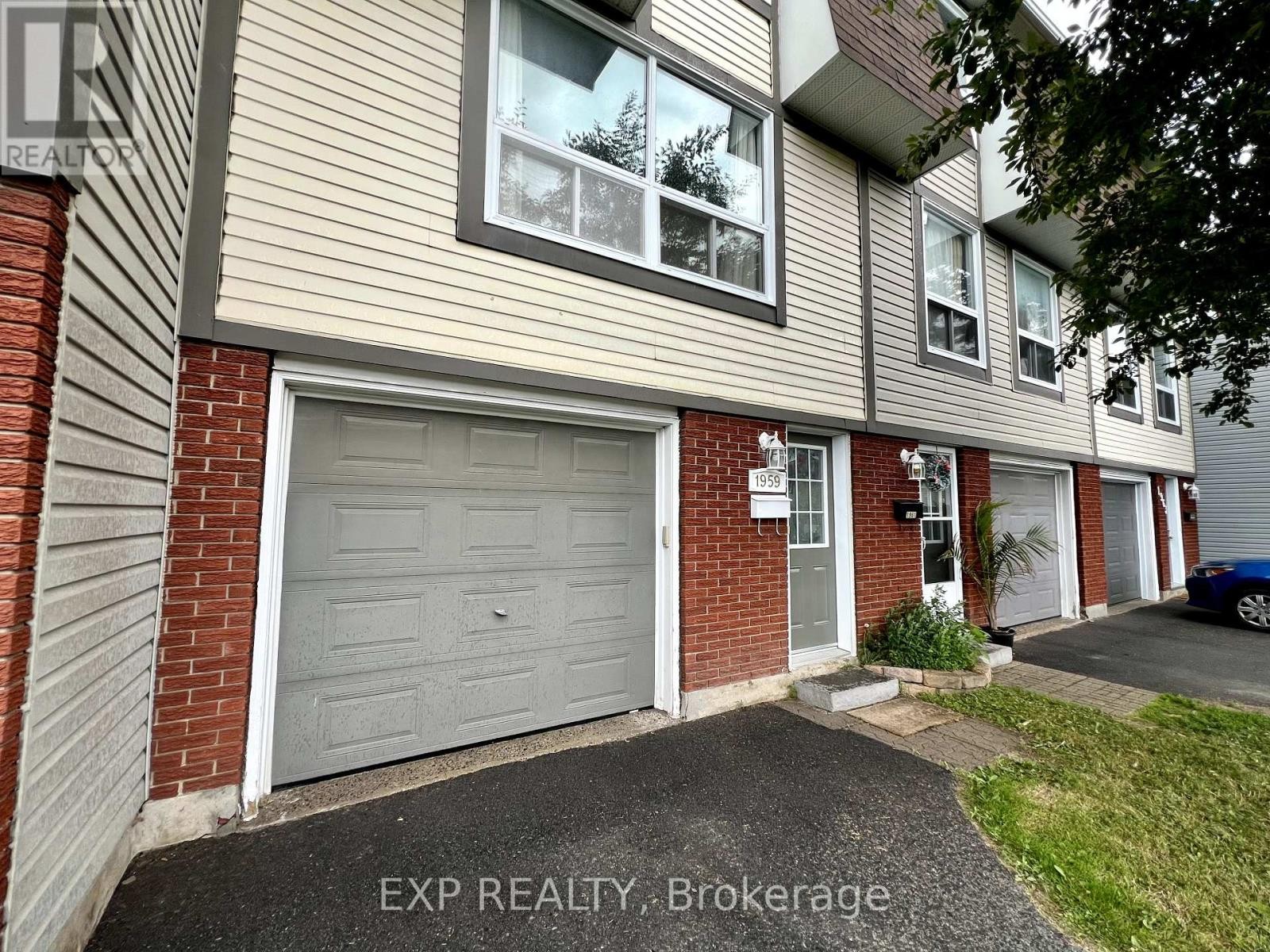 












1959 GREENWAY PARK LANE

,
Ottawa,




Ontario
K1B5A9

