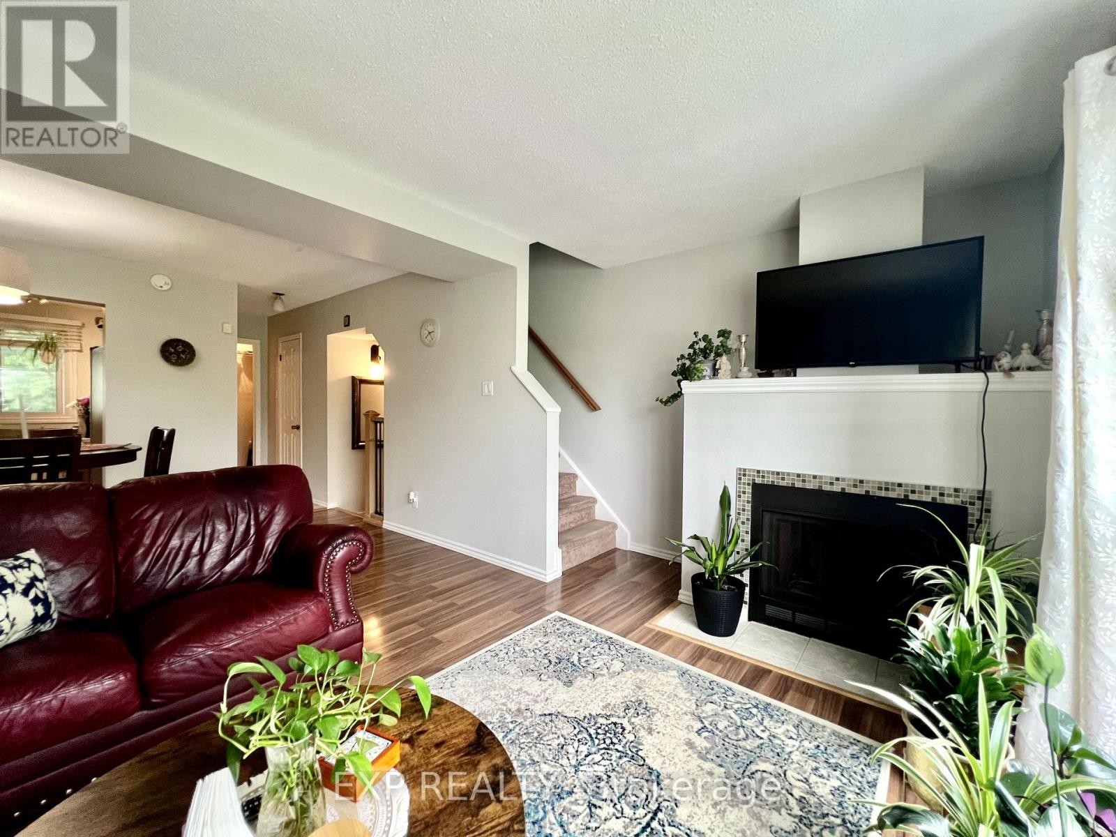 












1959 GREENWAY PARK LANE

,
Ottawa,




Ontario
K1B5A9

