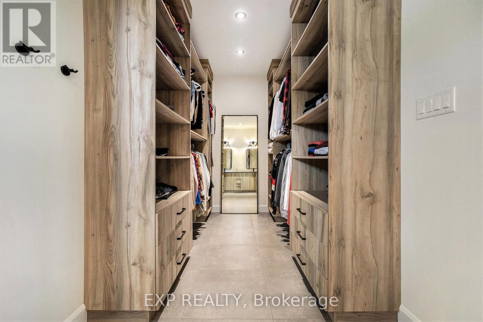 












1056 NOTRE DAME STREET

,
Russell,




Ontario
K0A1W0

