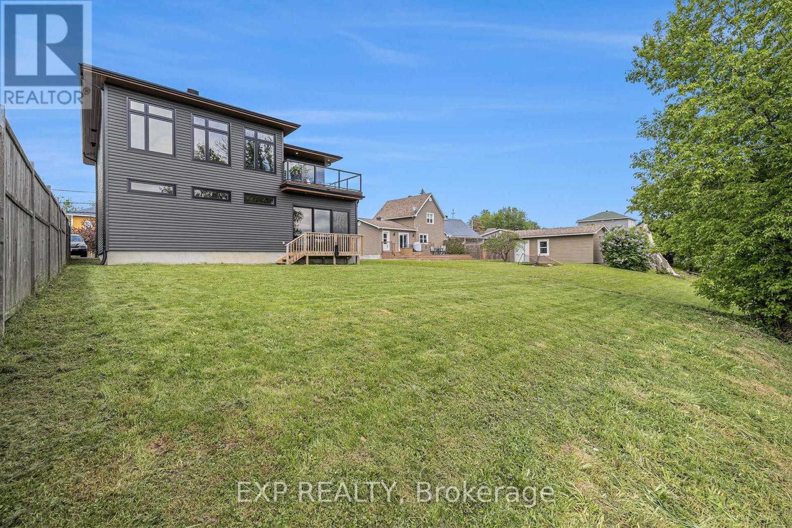












1056 NOTRE DAME STREET

,
Russell,




Ontario
K0A1W0

