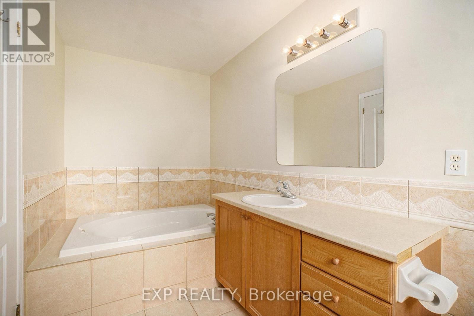 












638 CASABELLA DRIVE

,
Ottawa,




Ontario
K4A4G1

