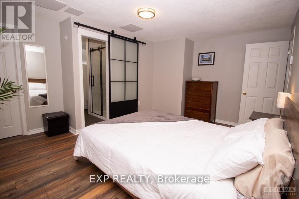 












1 - 244 CHARLOTTE STREET

,
Ottawa,




Ontario
K1N8L3

