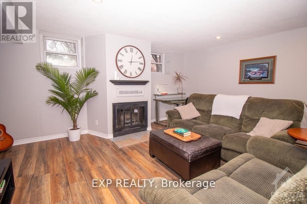 












1 - 244 CHARLOTTE STREET

,
Ottawa,




Ontario
K1N8L3

