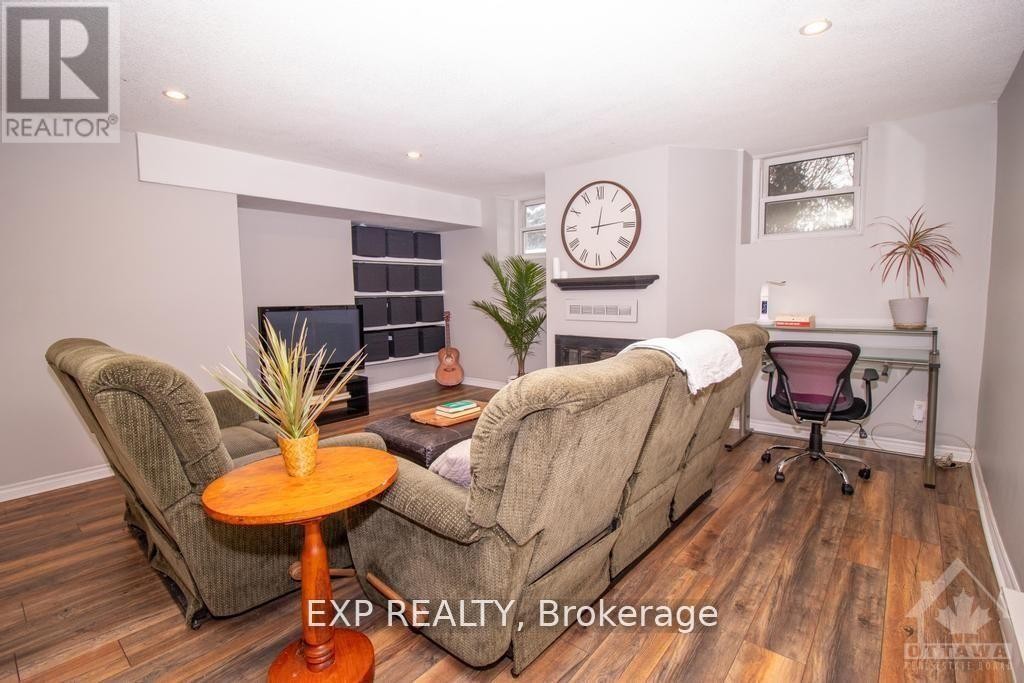 












1 - 244 CHARLOTTE STREET

,
Ottawa,




Ontario
K1N8L3

