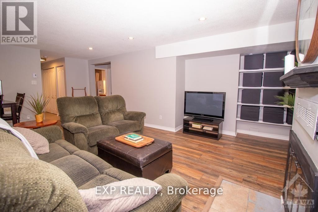 












1 - 244 CHARLOTTE STREET

,
Ottawa,




Ontario
K1N8L3

