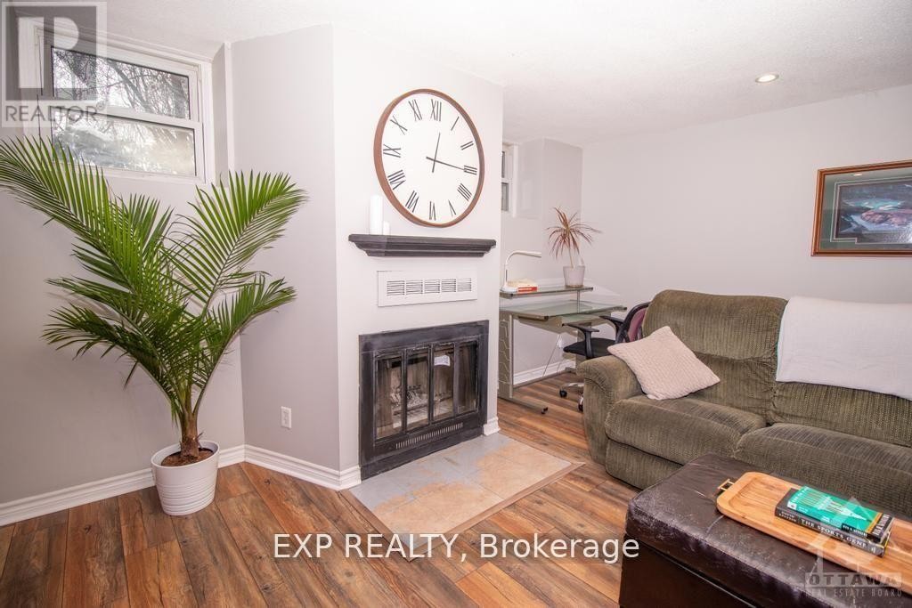 












1 - 244 CHARLOTTE STREET

,
Ottawa,




Ontario
K1N8L3

