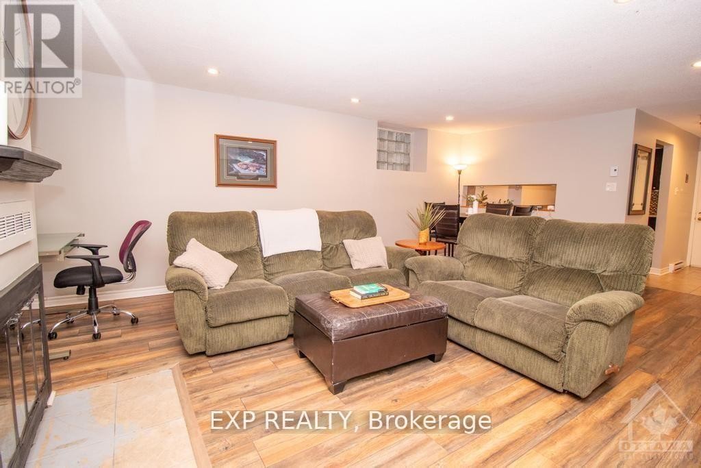 












1 - 244 CHARLOTTE STREET

,
Ottawa,




Ontario
K1N8L3

