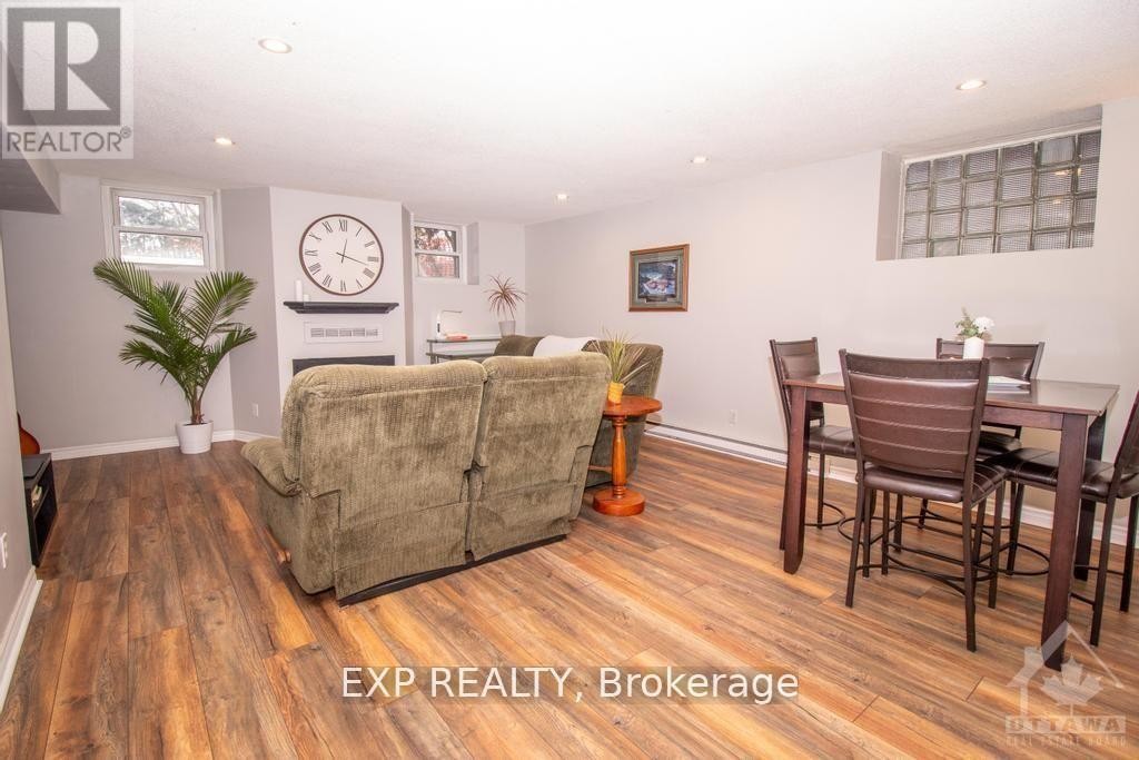 












1 - 244 CHARLOTTE STREET

,
Ottawa,




Ontario
K1N8L3

