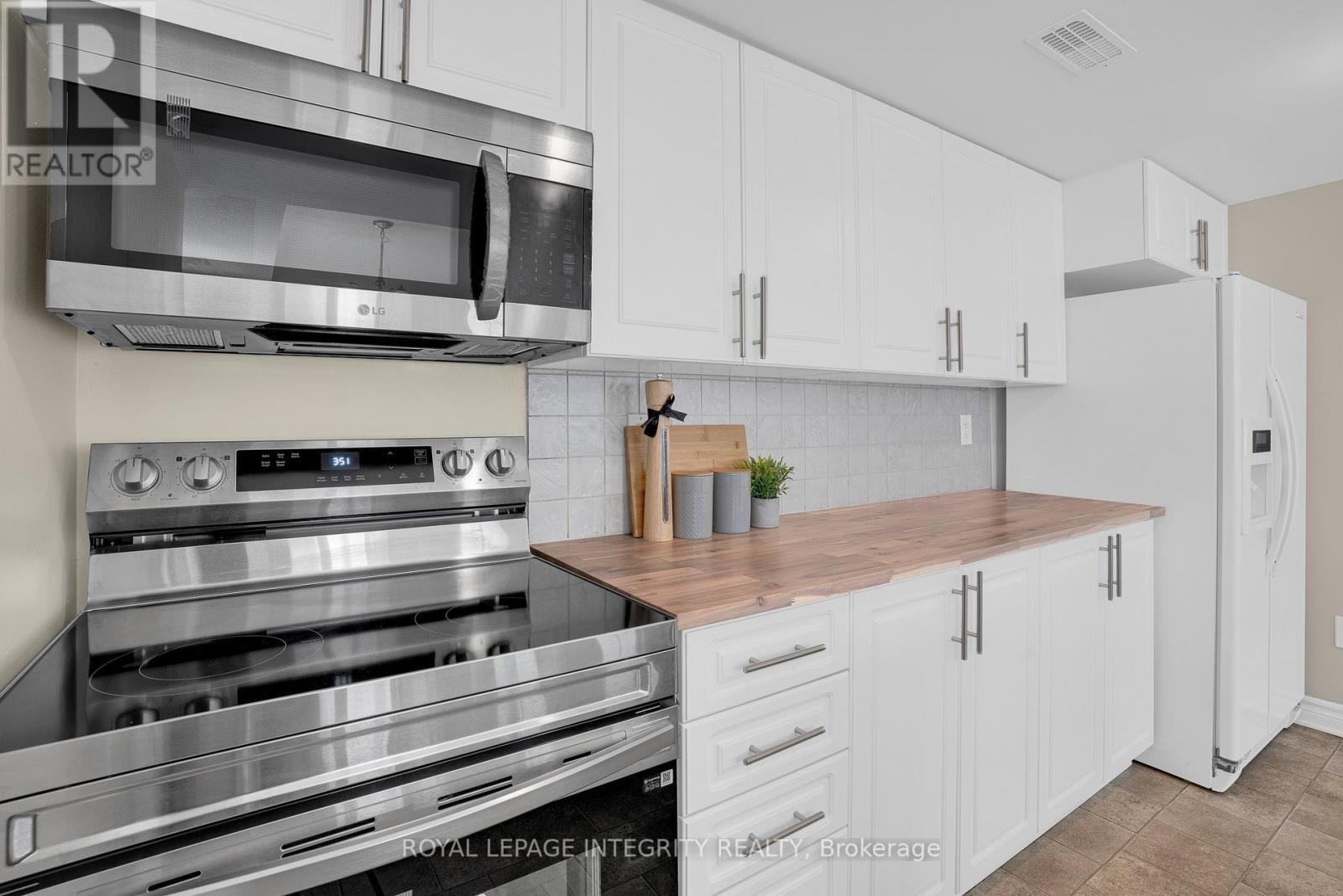 












D - 780 CHAPMAN MILLS DRIVE

,
Ottawa,




Ontario
K2J0V4

