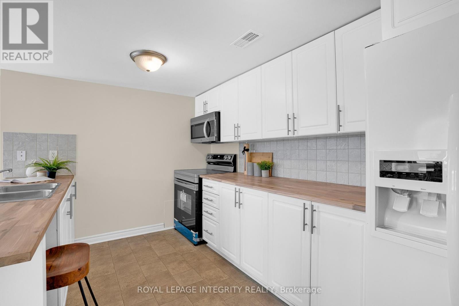 












D - 780 CHAPMAN MILLS DRIVE

,
Ottawa,




Ontario
K2J0V4

