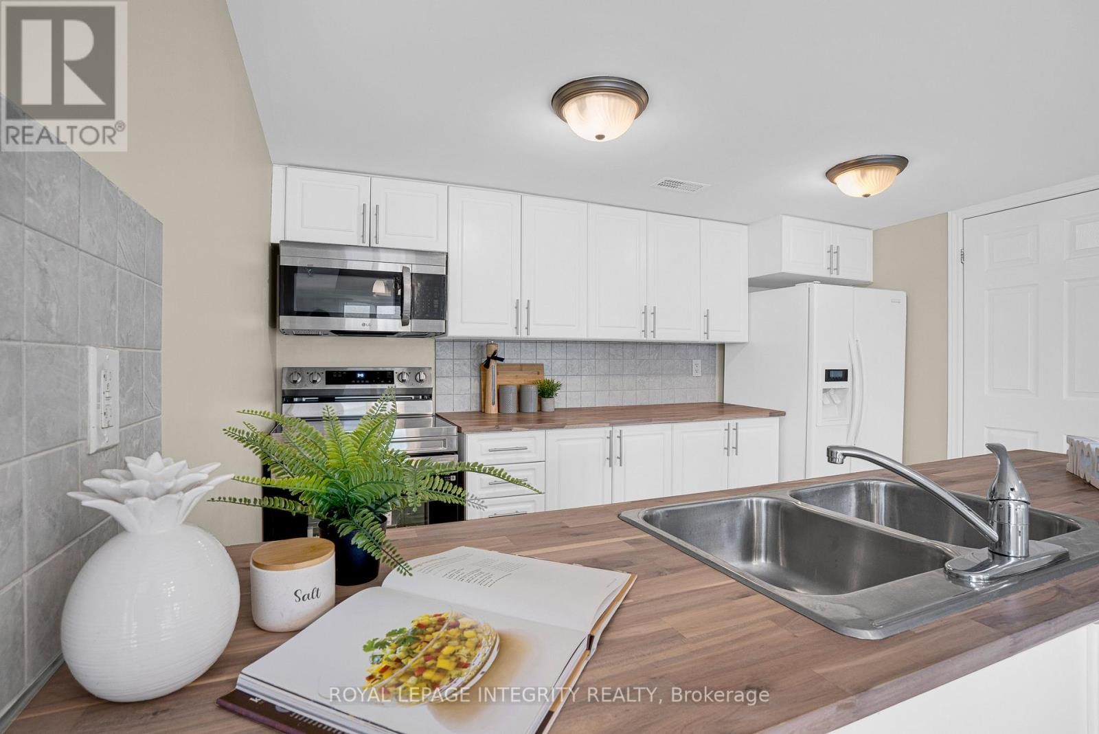 












D - 780 CHAPMAN MILLS DRIVE

,
Ottawa,




Ontario
K2J0V4

