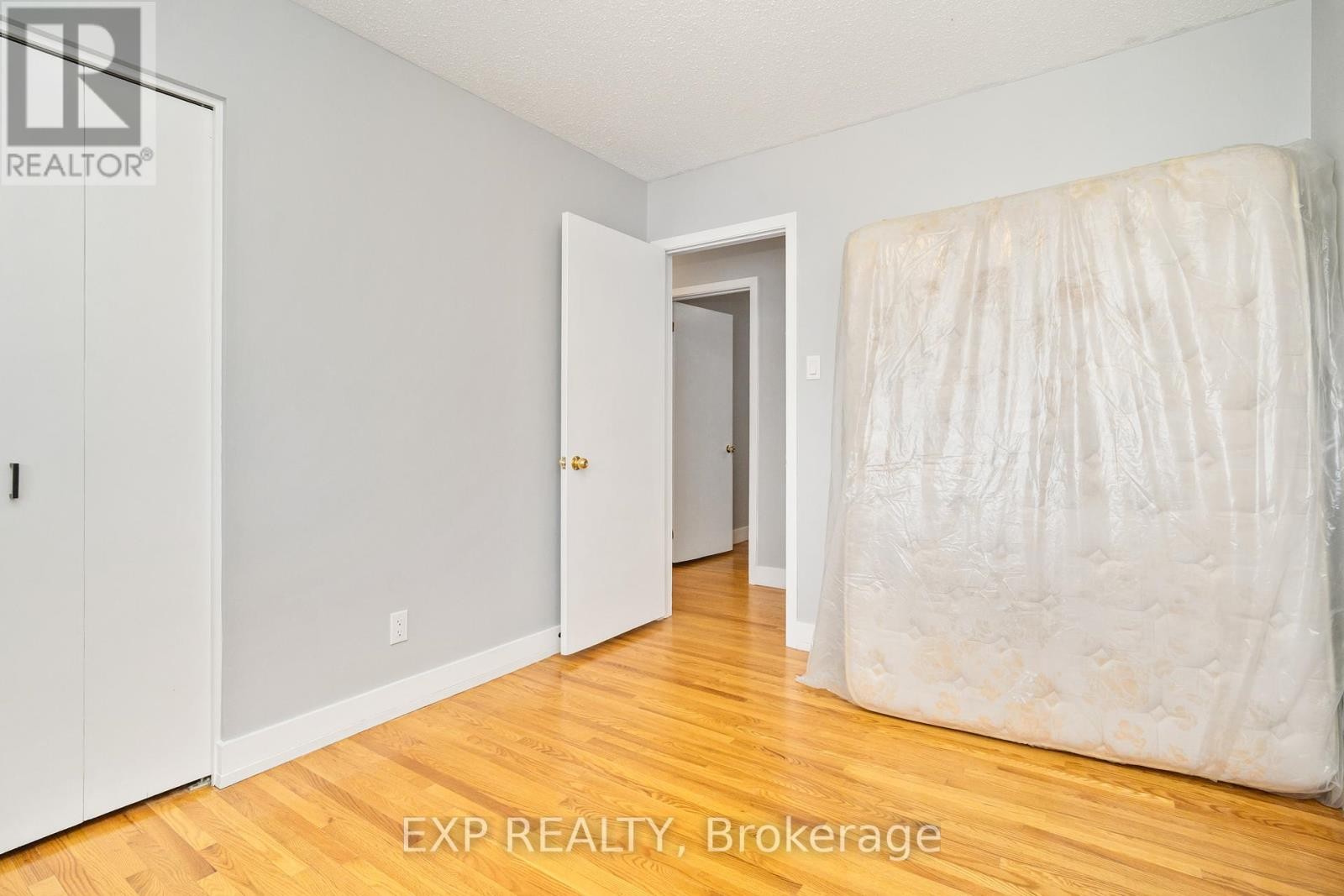 












322 GALLOWAY DRIVE

,
Ottawa,




Ontario
K1E1W3

