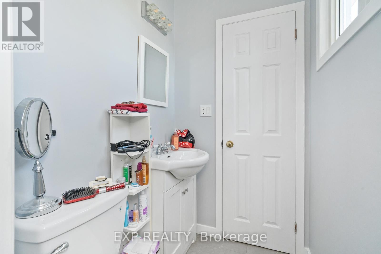 












322 GALLOWAY DRIVE

,
Ottawa,




Ontario
K1E1W3

