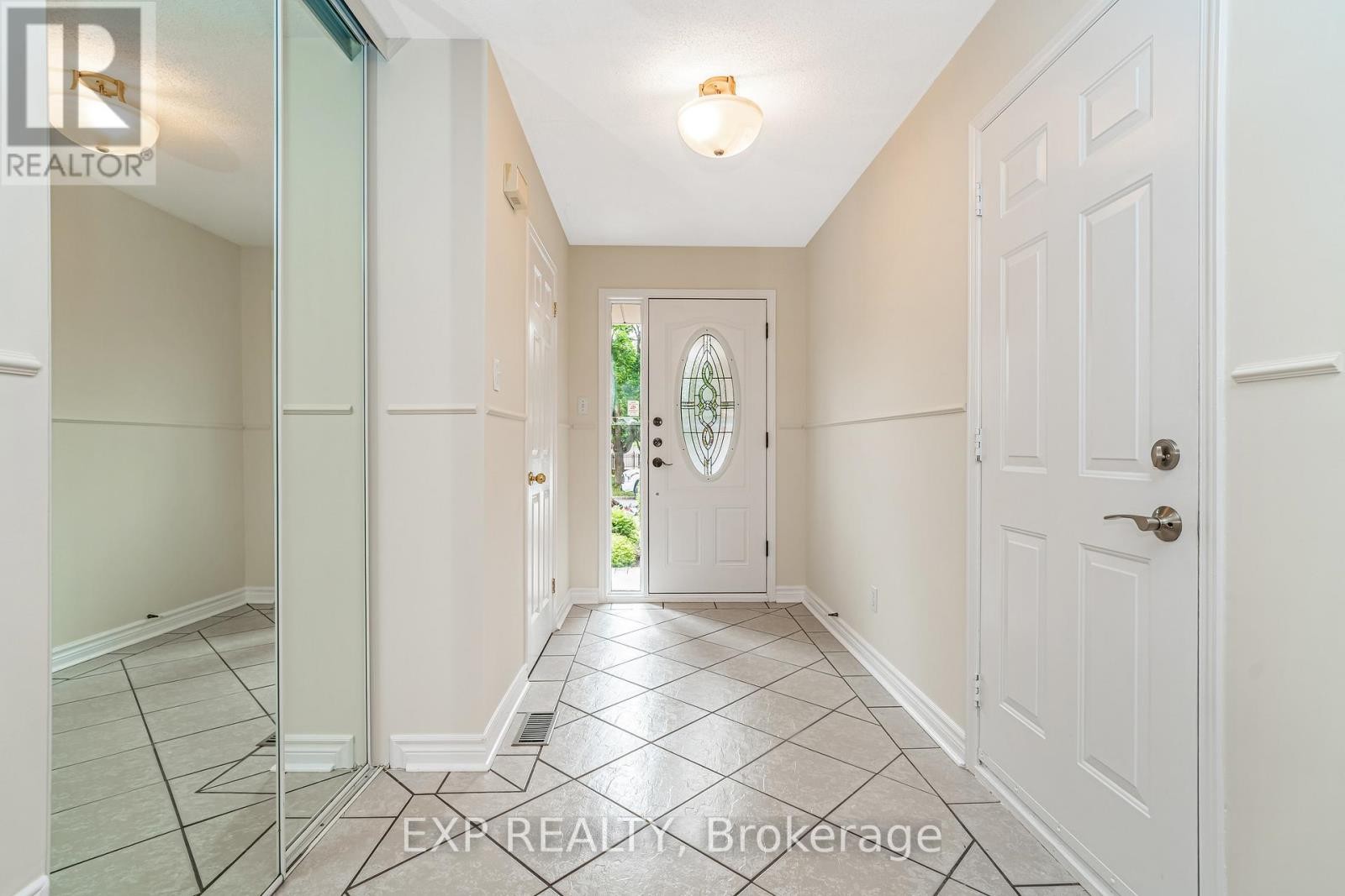 












18 FURLONG CRESCENT

,
Ottawa,




Ontario
K2M2J1

