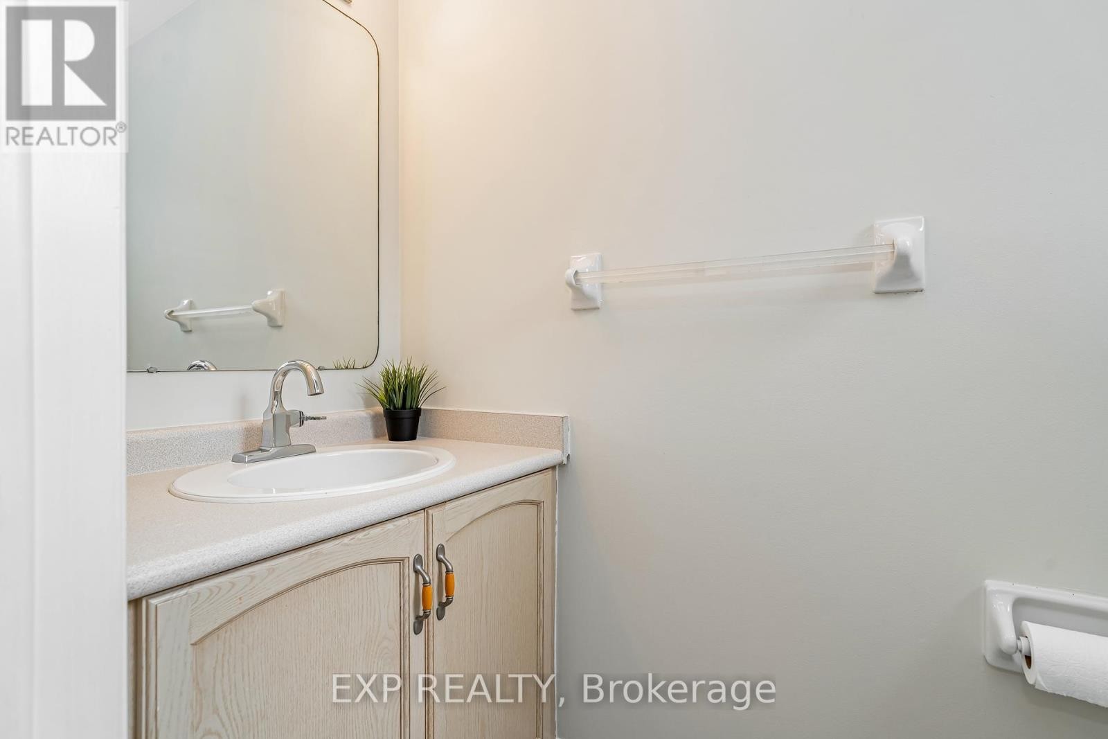 












18 FURLONG CRESCENT

,
Ottawa,




Ontario
K2M2J1

