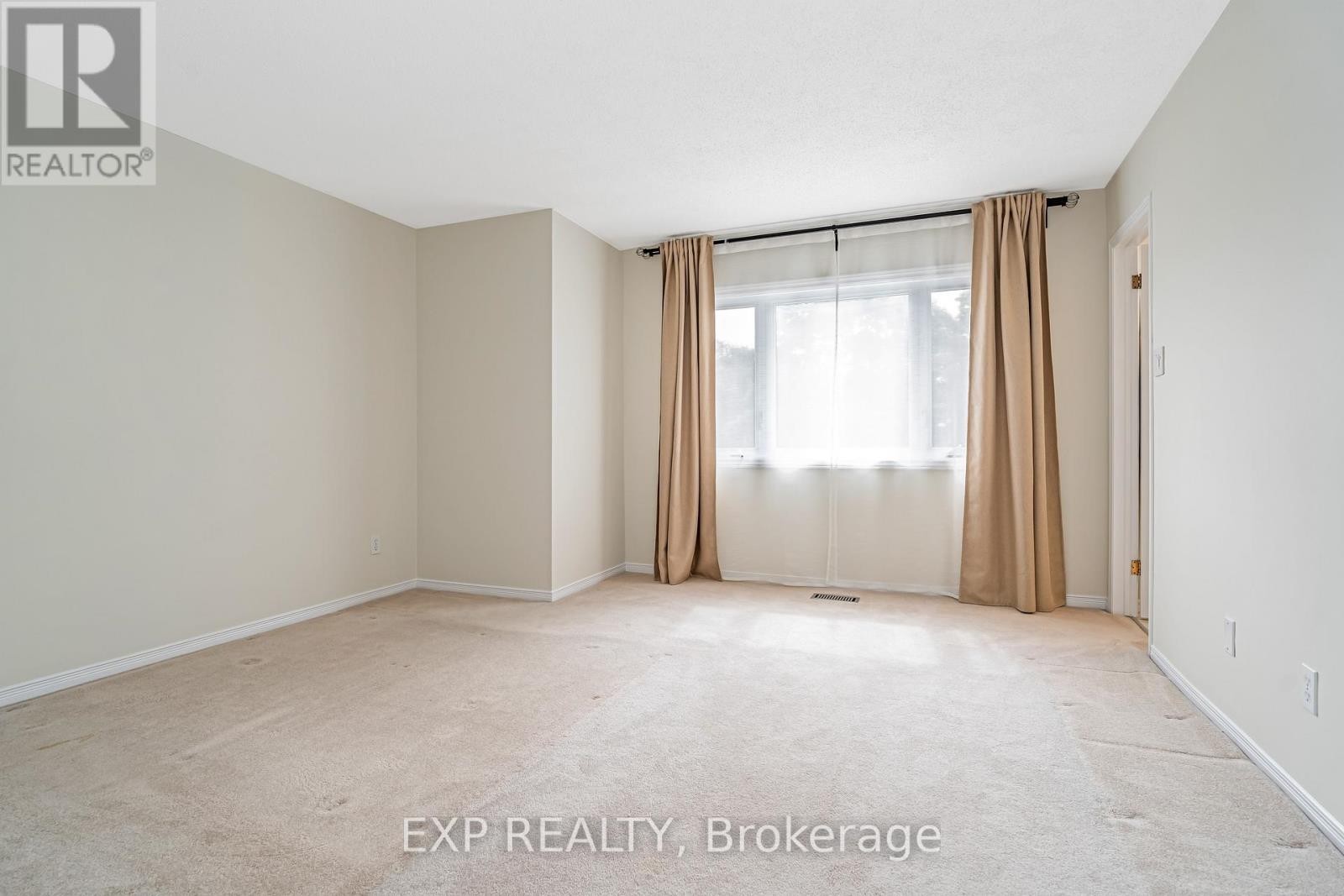 












18 FURLONG CRESCENT

,
Ottawa,




Ontario
K2M2J1

