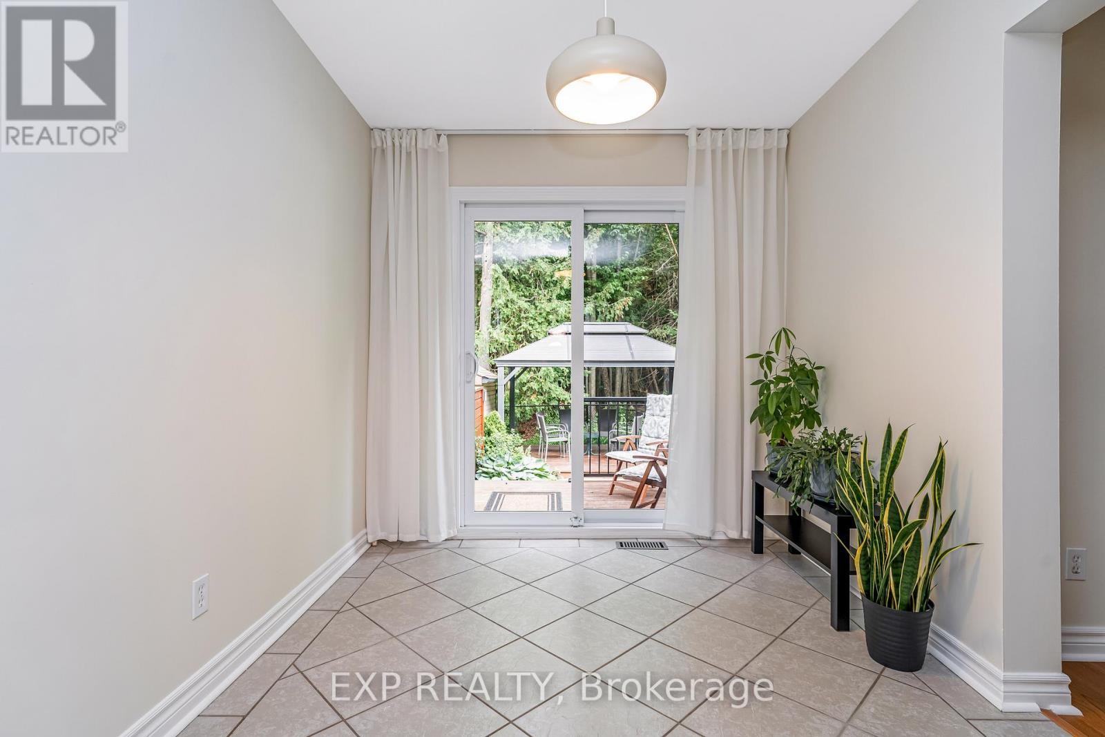 












18 FURLONG CRESCENT

,
Ottawa,




Ontario
K2M2J1

