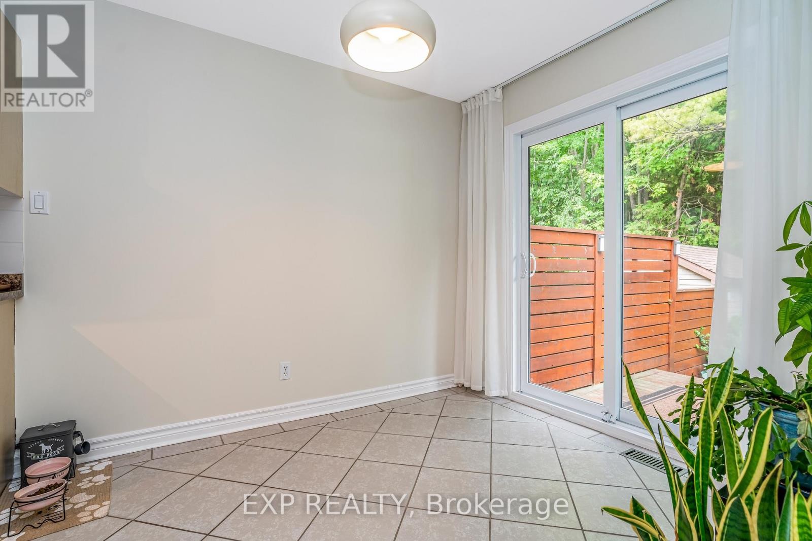 












18 FURLONG CRESCENT

,
Ottawa,




Ontario
K2M2J1

