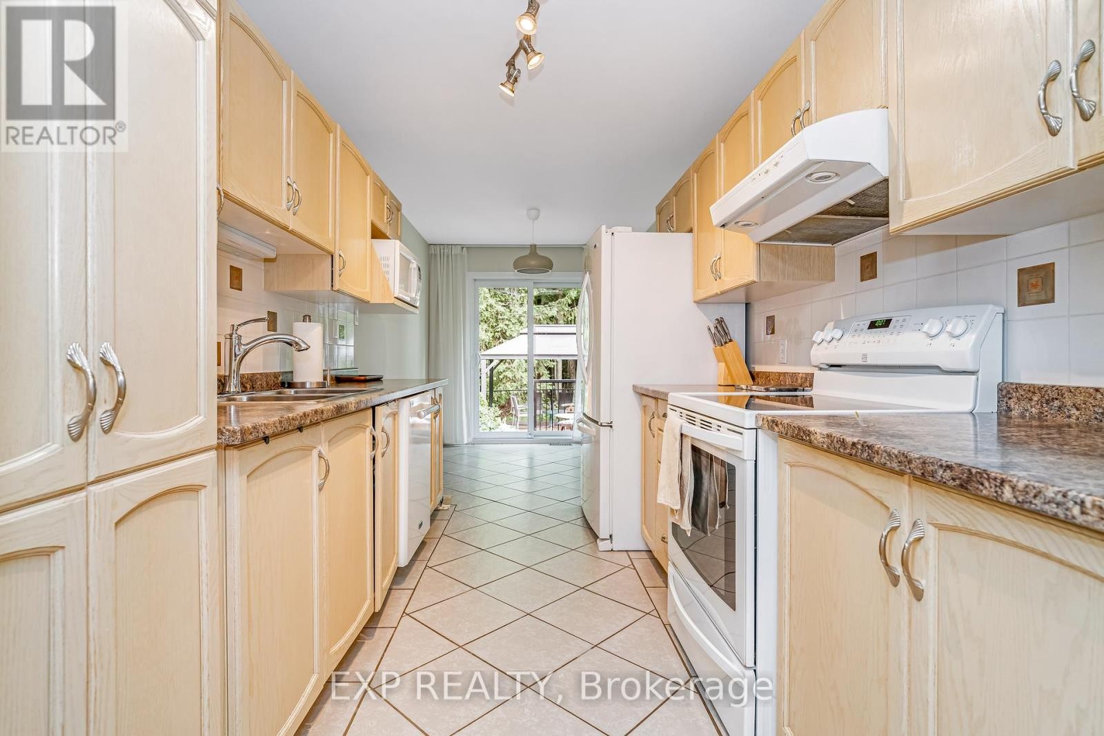 












18 FURLONG CRESCENT

,
Ottawa,




Ontario
K2M2J1

