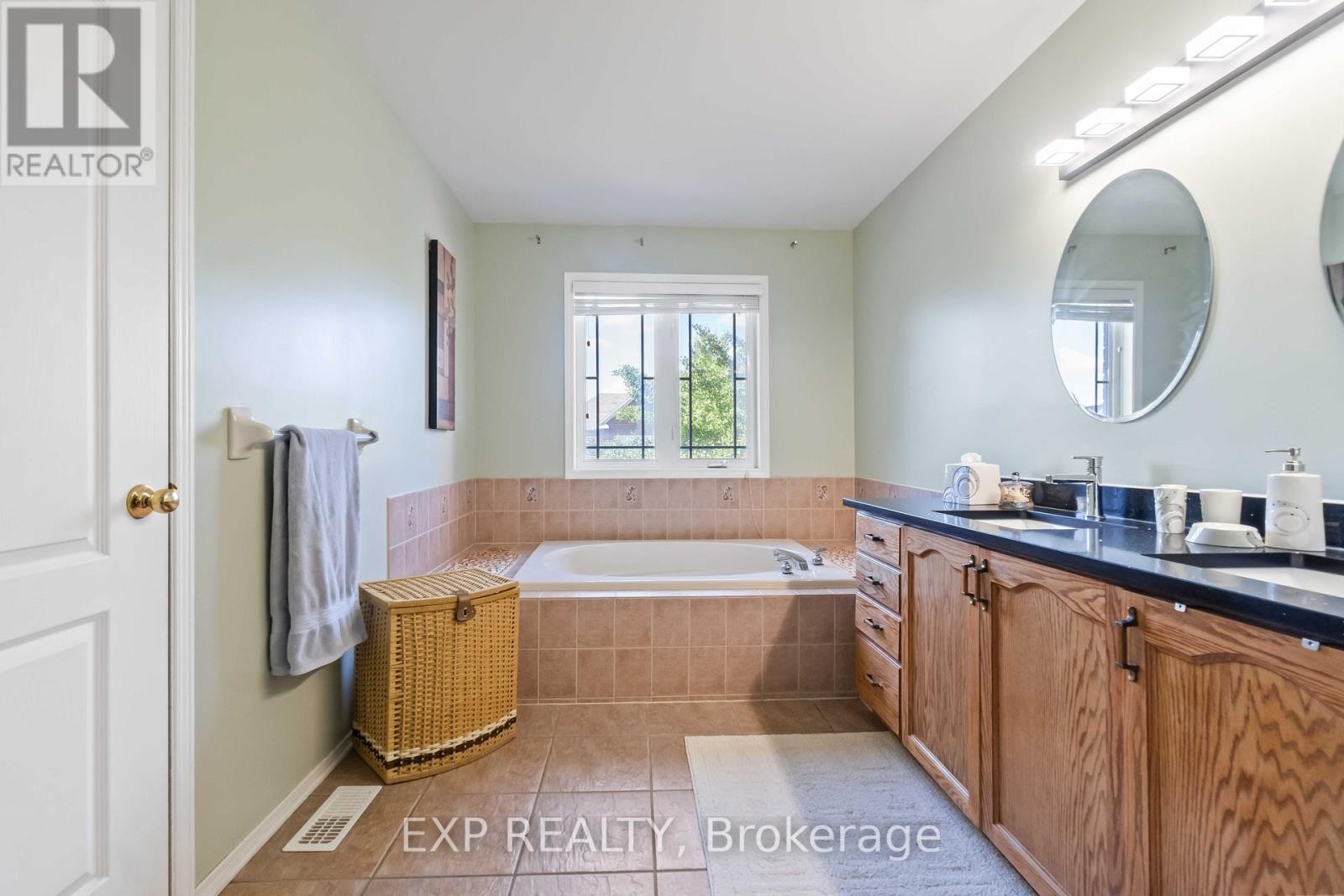 












104 YORKBERRY GATE

,
Ottawa,




Ontario
K1V1Z1

