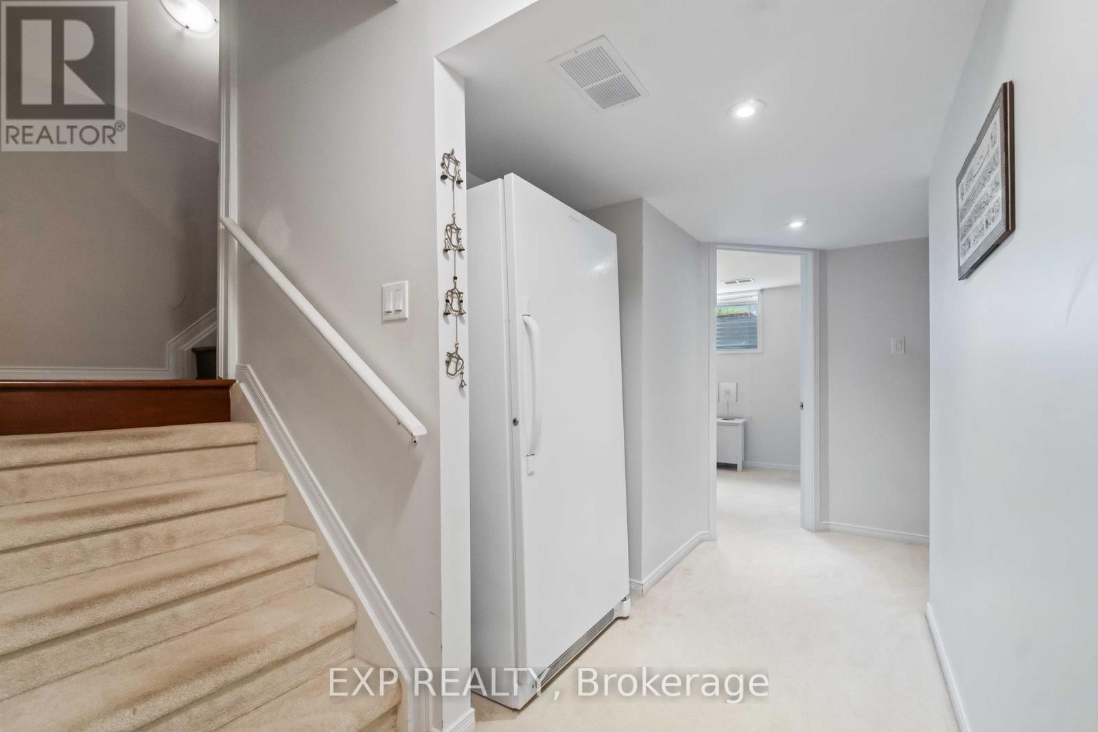 












104 YORKBERRY GATE

,
Ottawa,




Ontario
K1V1Z1

