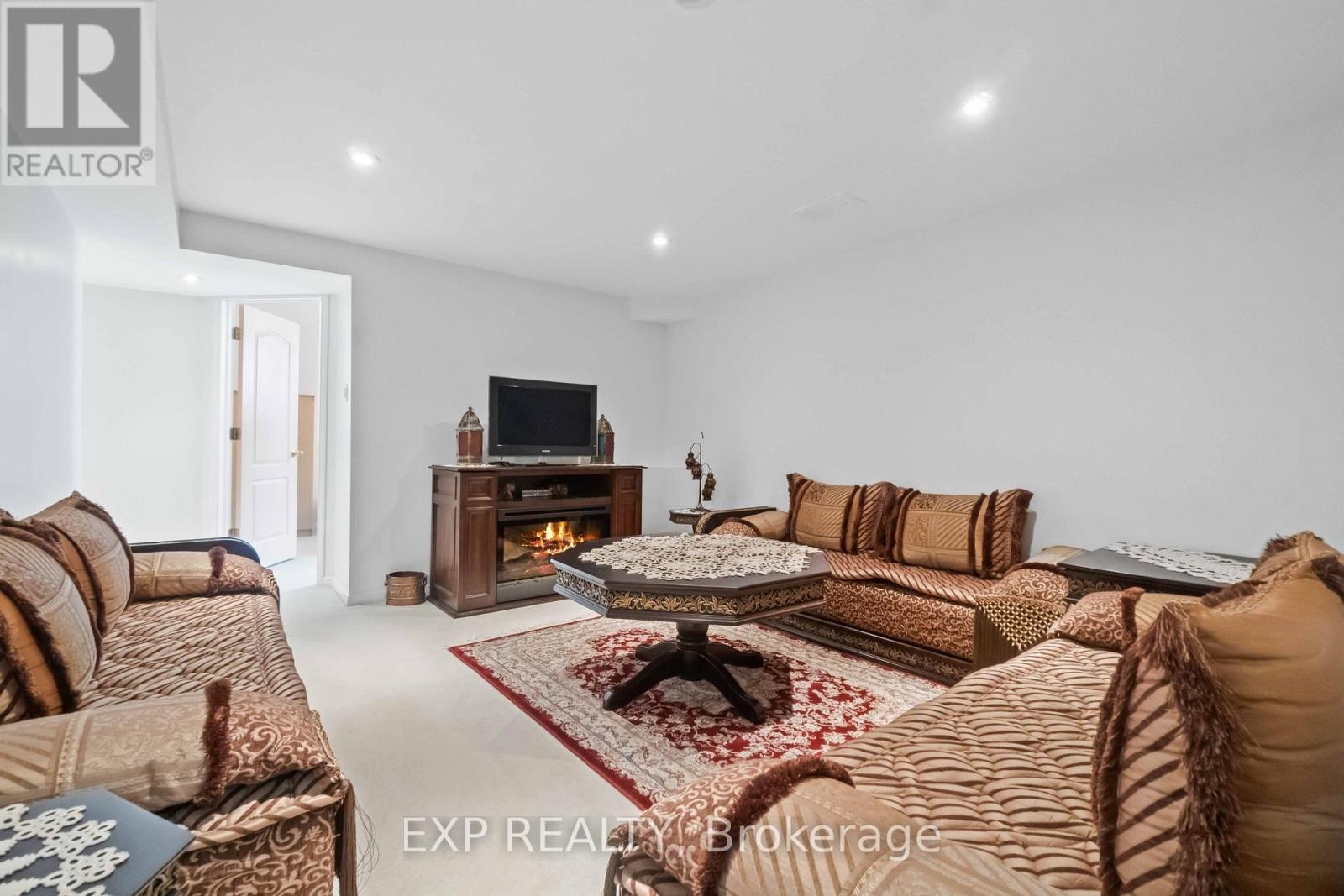 












104 YORKBERRY GATE

,
Ottawa,




Ontario
K1V1Z1


