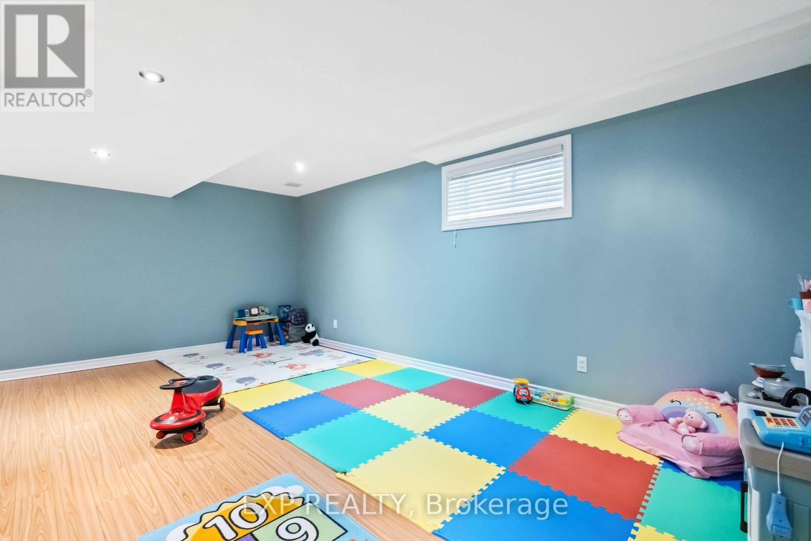 












90 CEDAR VALLEY DRIVE

,
Ottawa,




Ontario
K2M3A3


